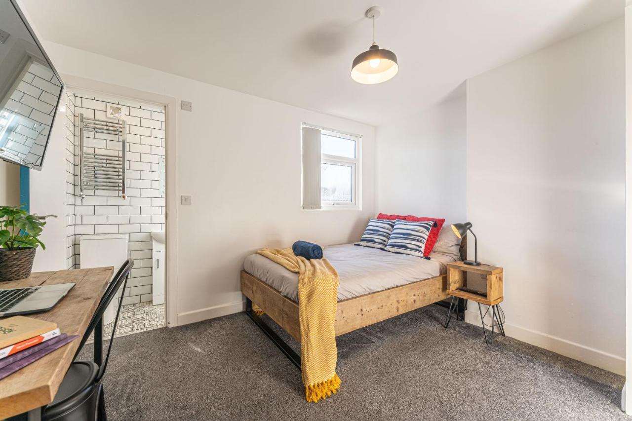 Stylish 5-Bed Home, Each With En-Suite And Own Tv Coventry Exterior photo